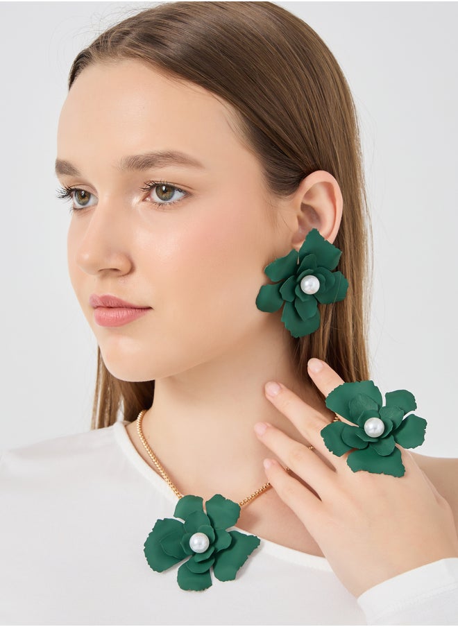 buy-styli-faux-pearl-detail-floral-pendant-necklace-and-stud-earrings-set_pdd
