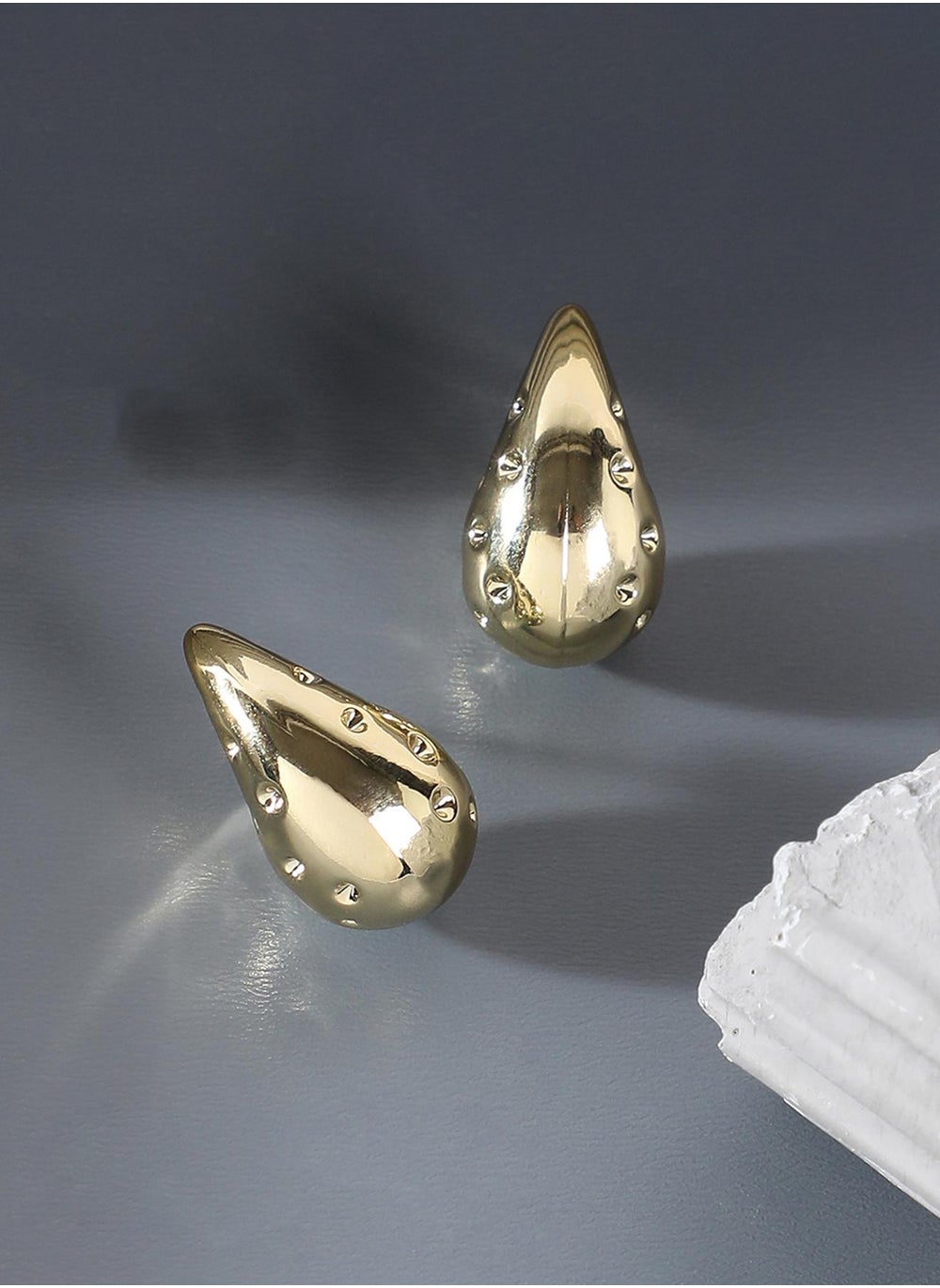 buy-sohi-teardrop-shaped-stud-earrings_pyi