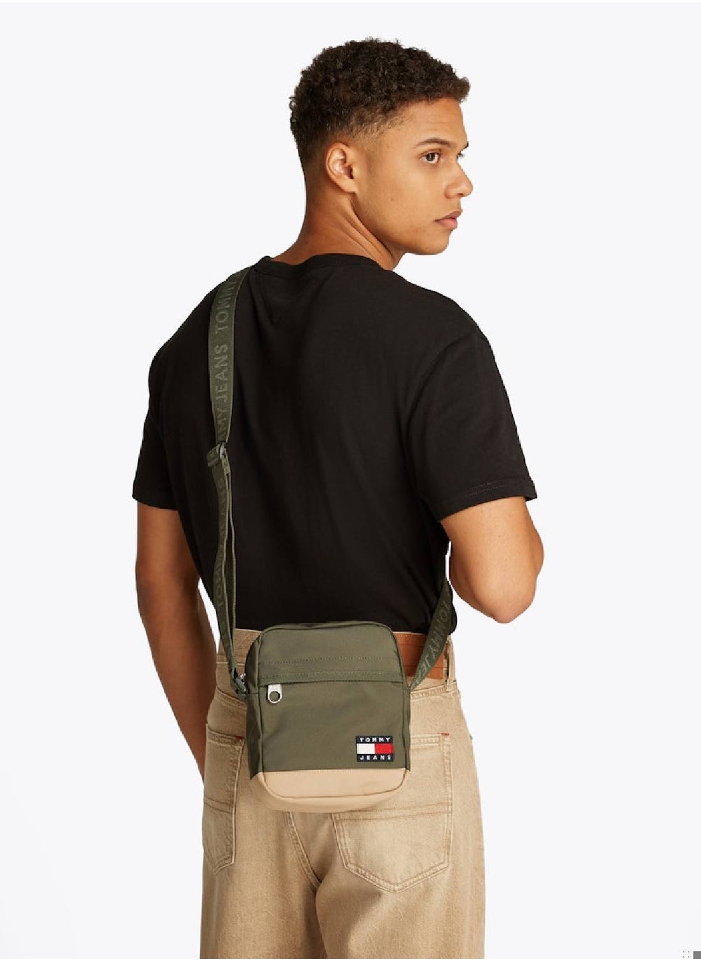 buy-tommy-jeans-essential-daily-reporter-bag_887