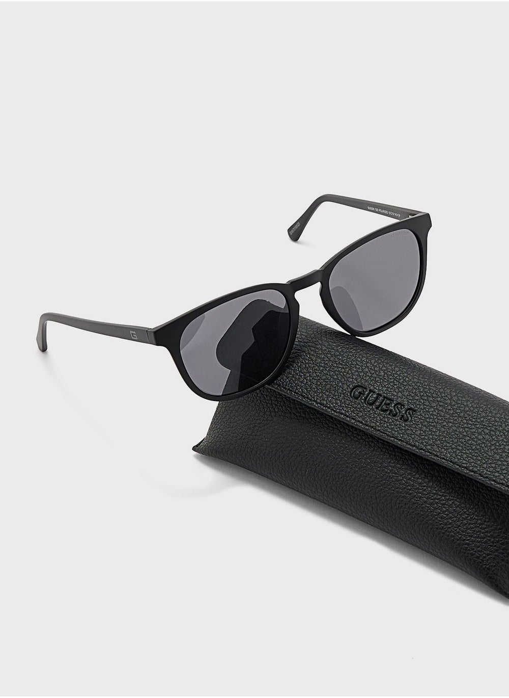 buy-guess-wayfarers-sunglasses_um8
