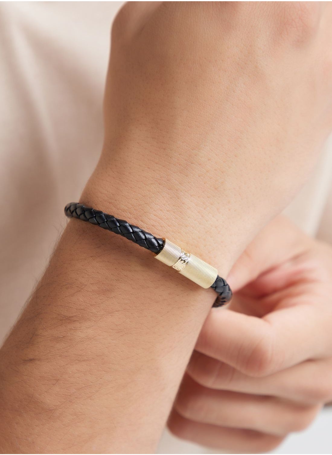 buy-guess-casual-leather-round-screw-jack-bracelet_f7d
