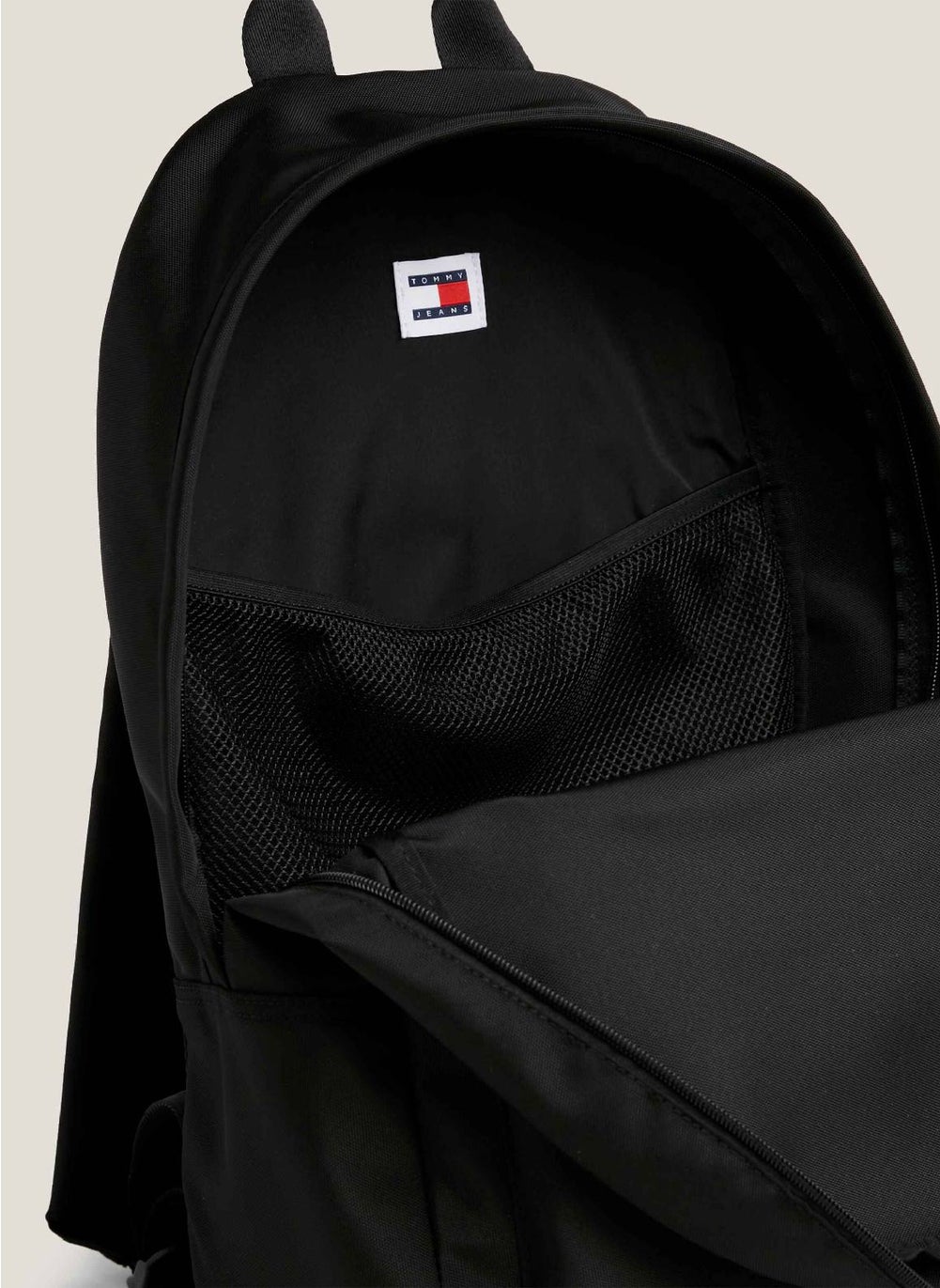 buy-tommy-hilfiger-essential-dome-flag-backpack_ms8