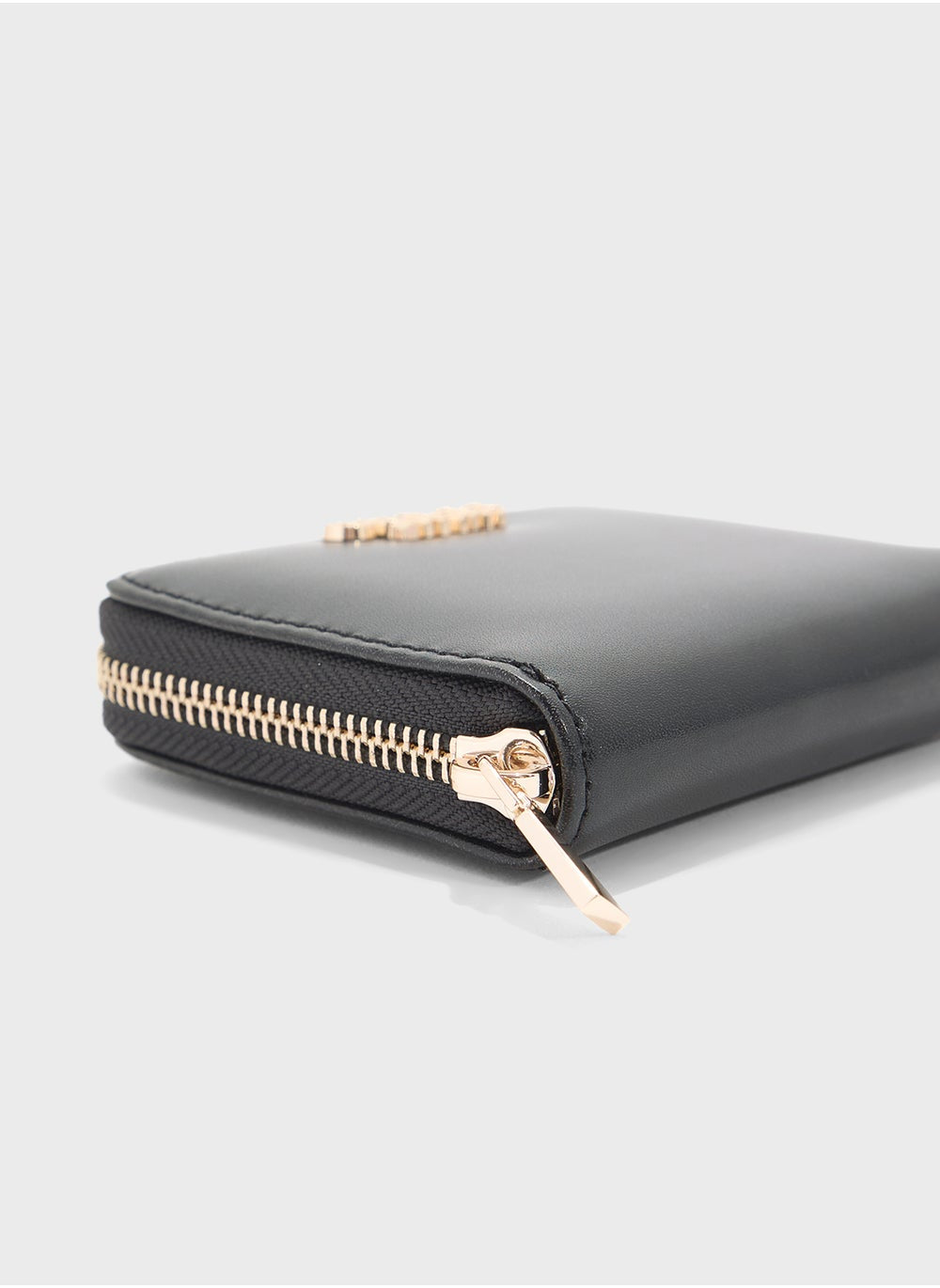 buy-guess-logo-small-wallet_tw0