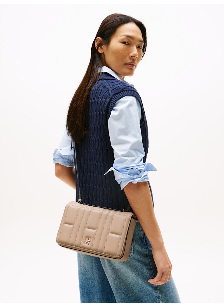buy-tommy-hilfiger-logo-detailed-feminine-crossbody_2eu