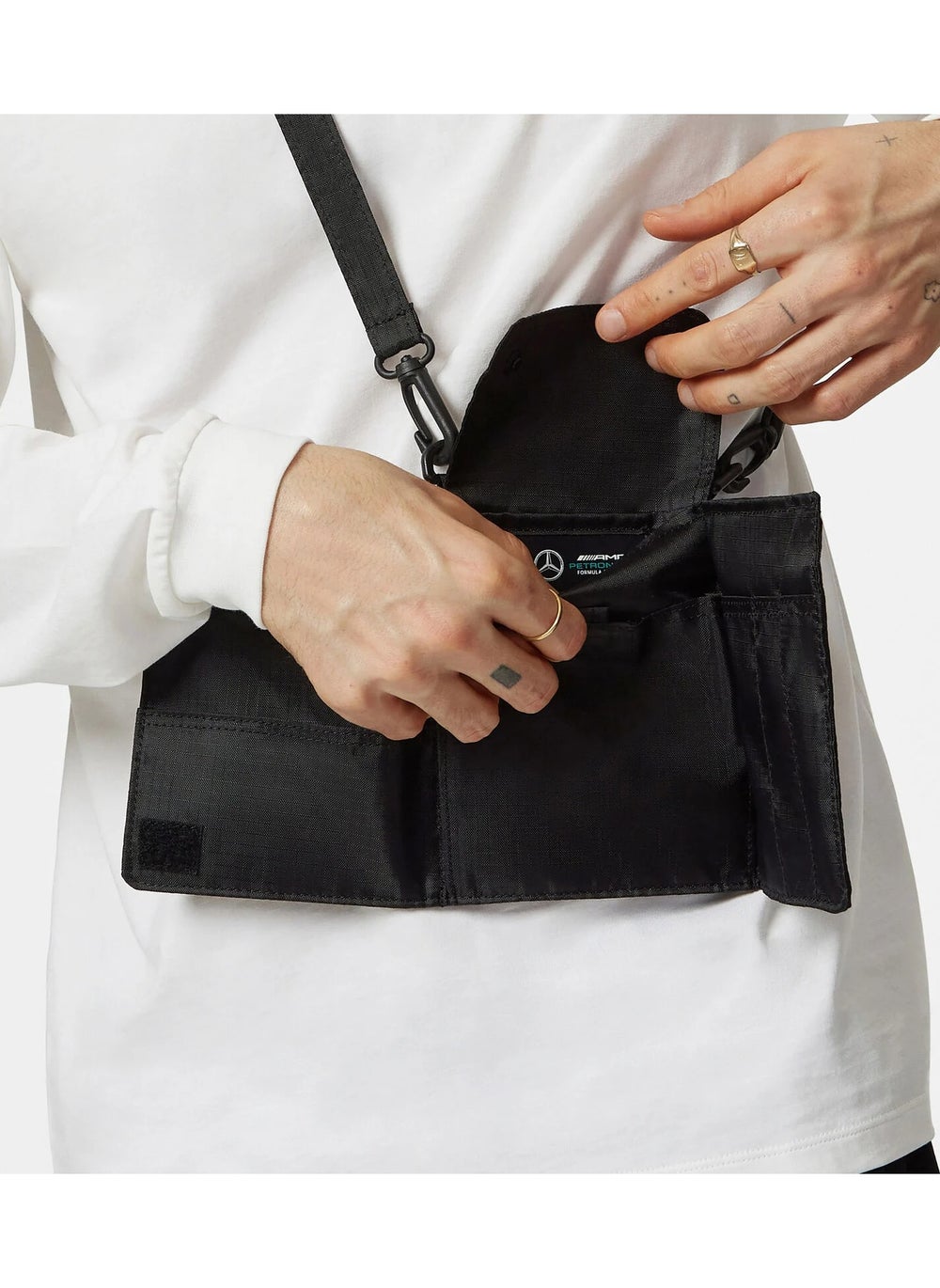 buy-amg-petronas-formula-1-team-travel-pouch_puz