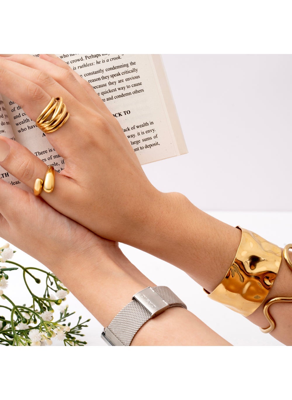 buy-noya-celine-wave-gold-cuff_cxz