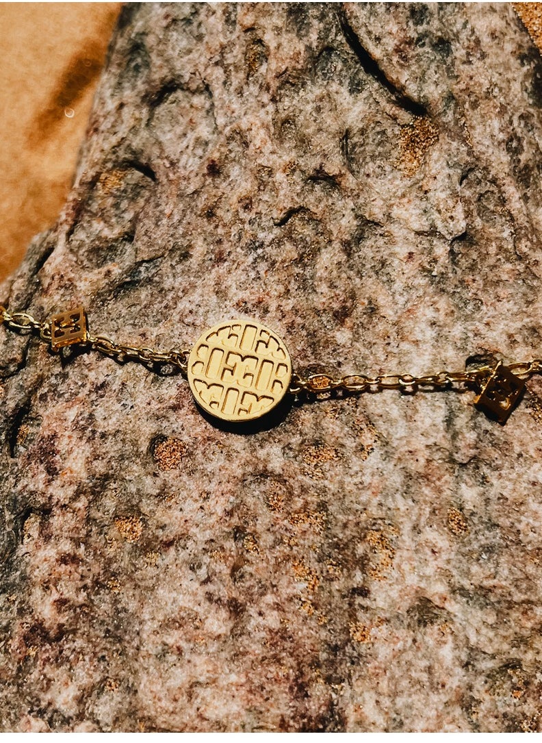 buy-escada-linda-malachite-charm-bracelet-with-signature-logo-and-miniature-charms_p2p