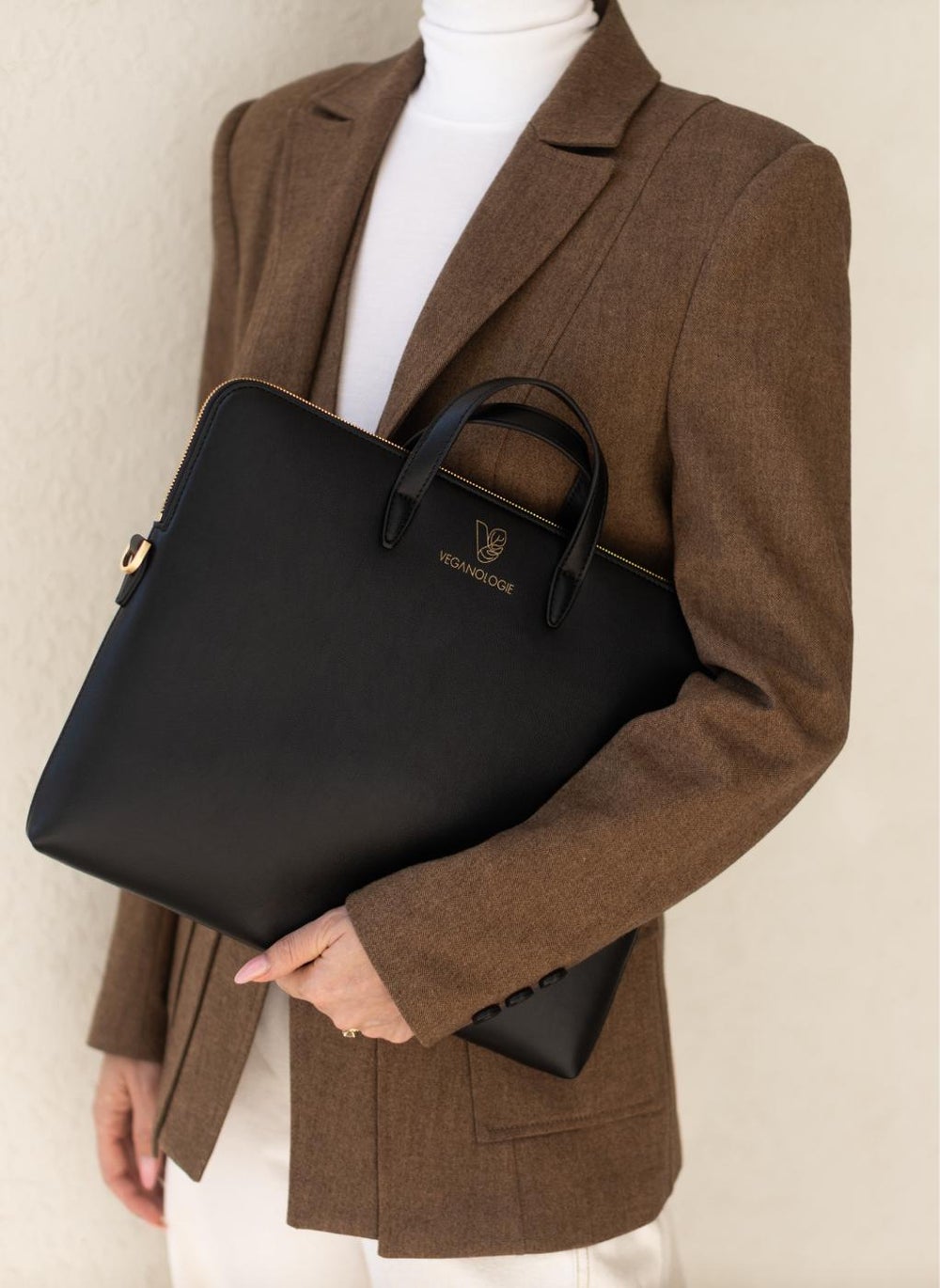 buy-veganologie-saturn-laptop-bag-16-in-onyx-made-from-5-bamboo-stems_ipe