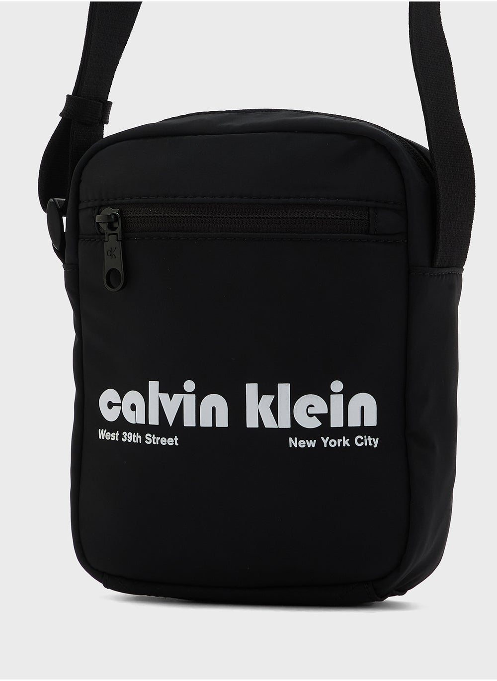 buy-calvin-klein-jeans-graphic-reporter-bag_a6m