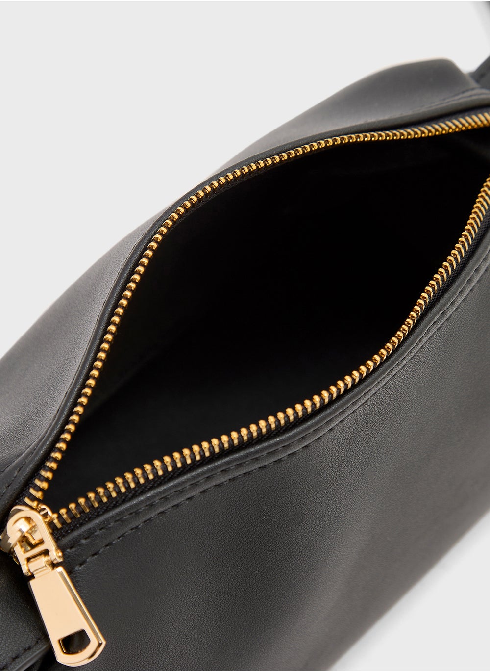 buy-ella-baguette-shaped-crossbody-bag_bkk