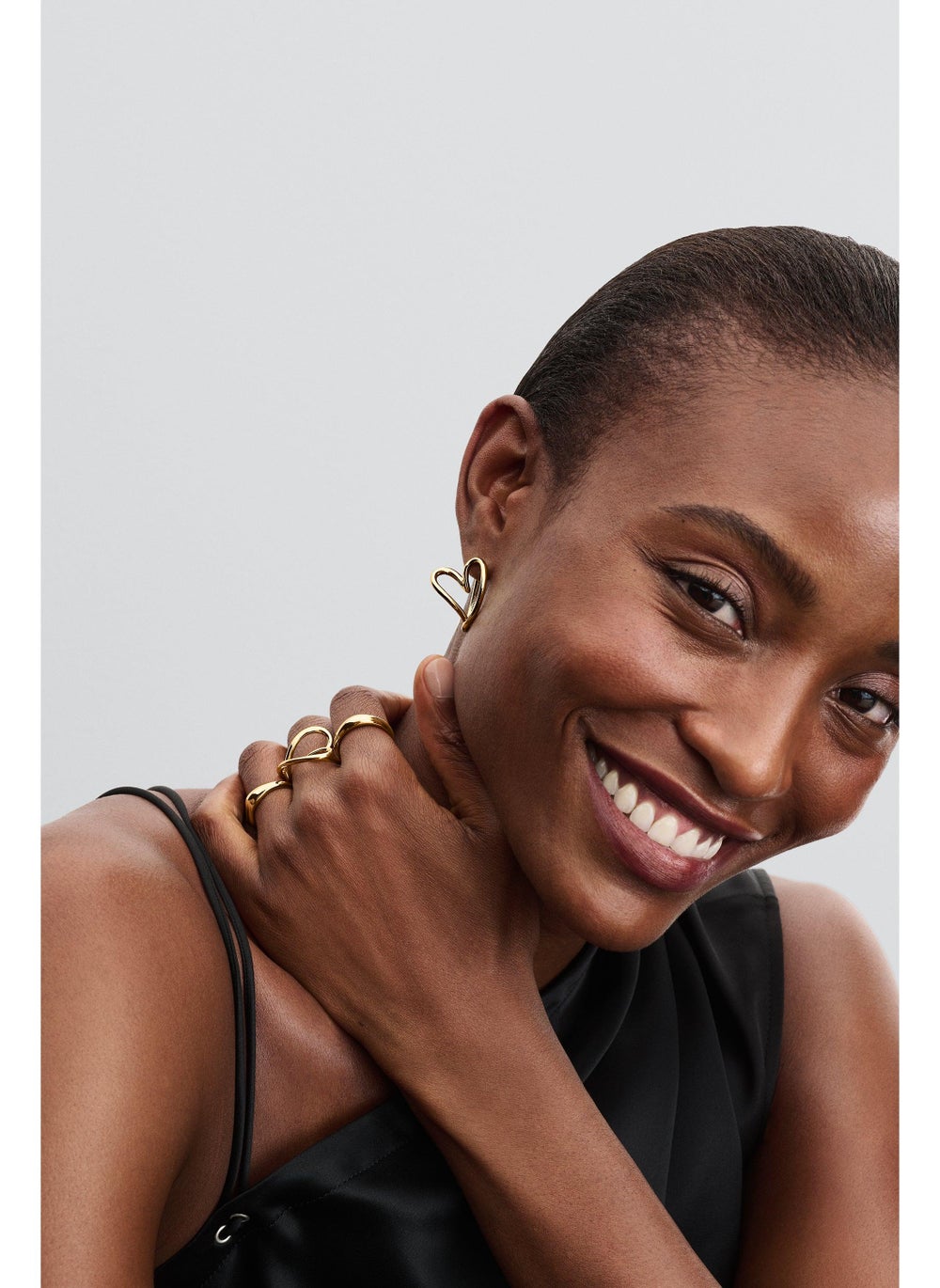 buy-pandora-organically-shaped-heart-hoop-earrings_9ur