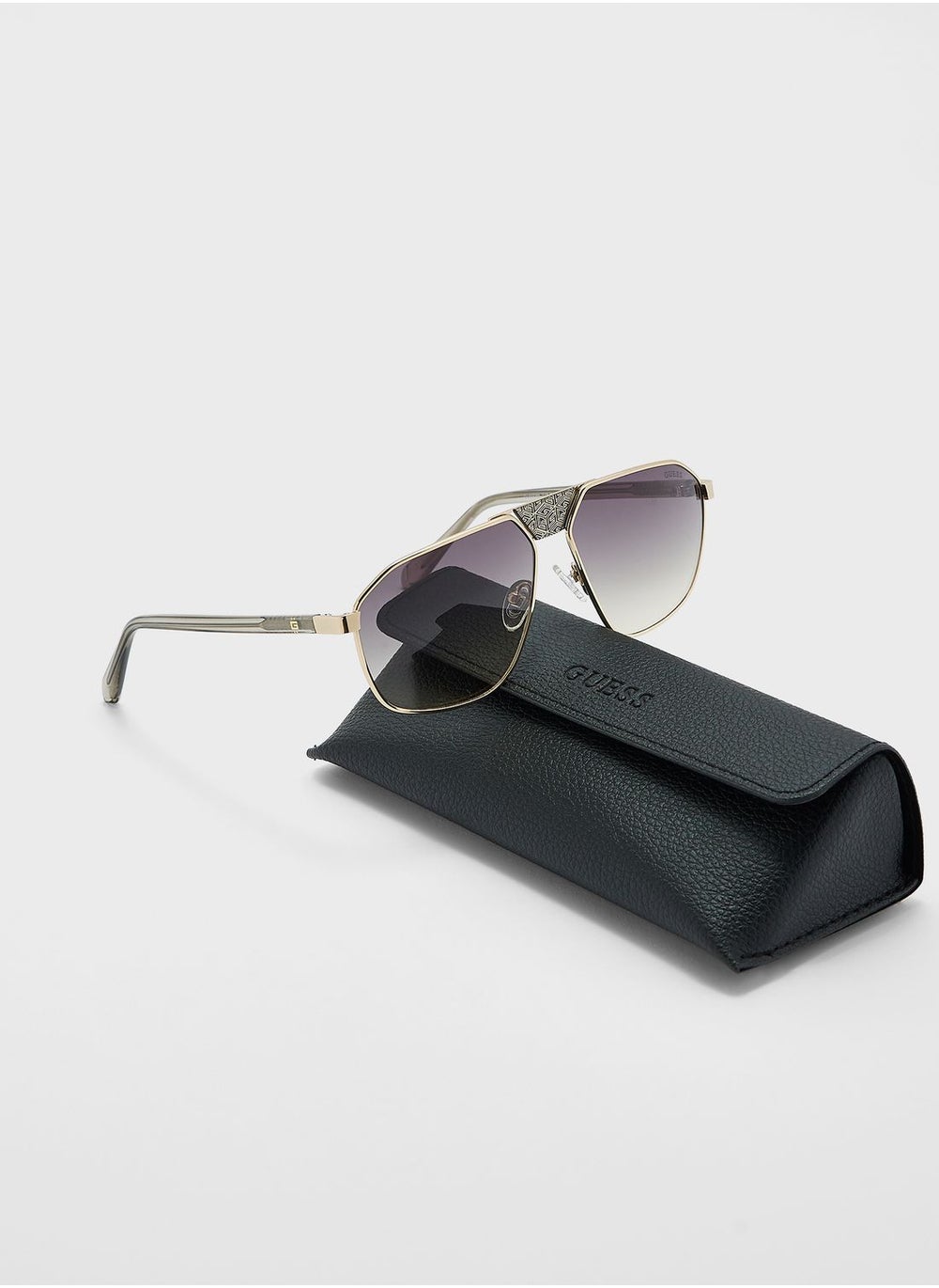buy-guess-gradient-square-sunglasses_vne