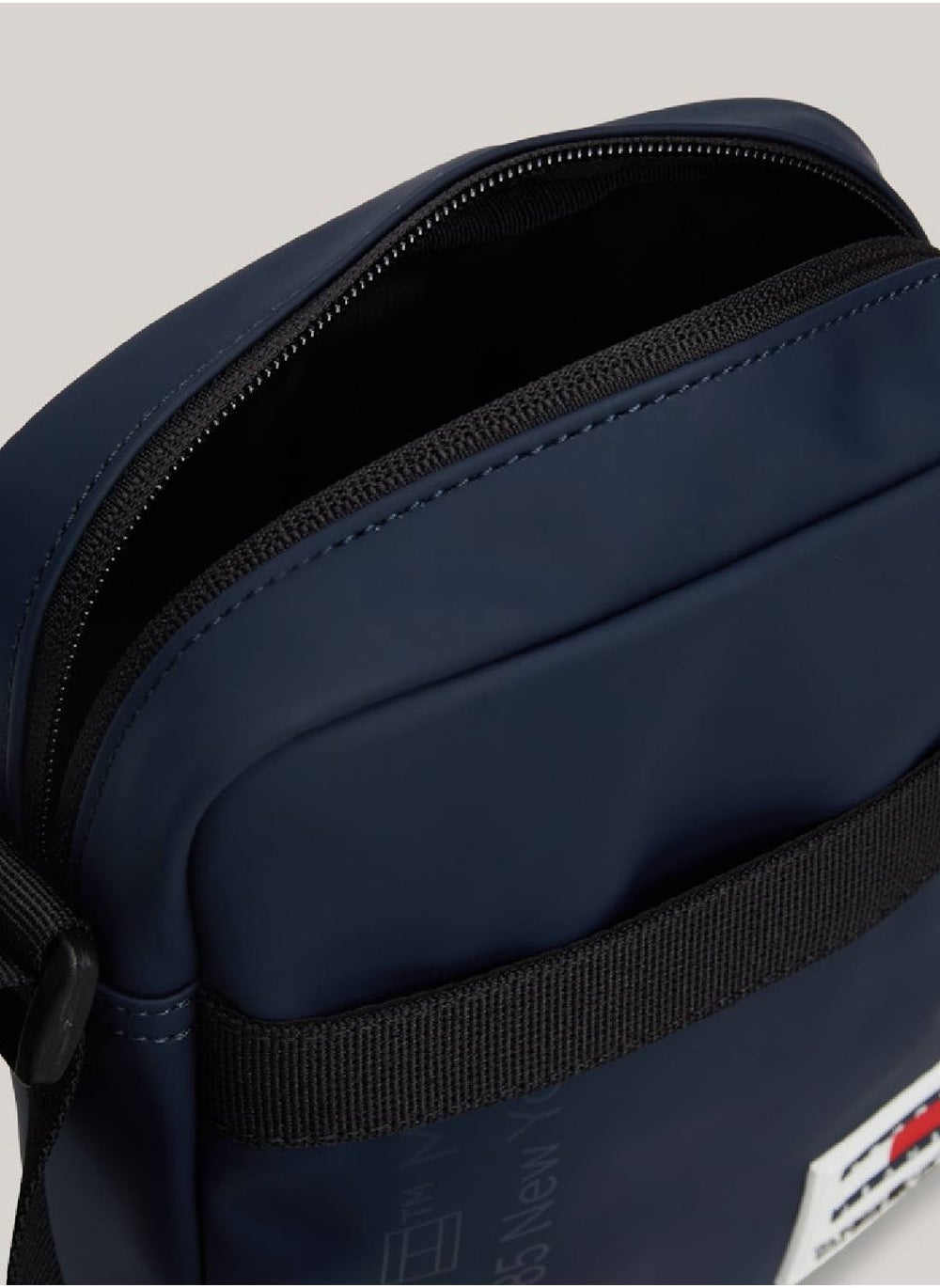 buy-tommy-jeans-essential-tonal-logo-reporter-bag_gop