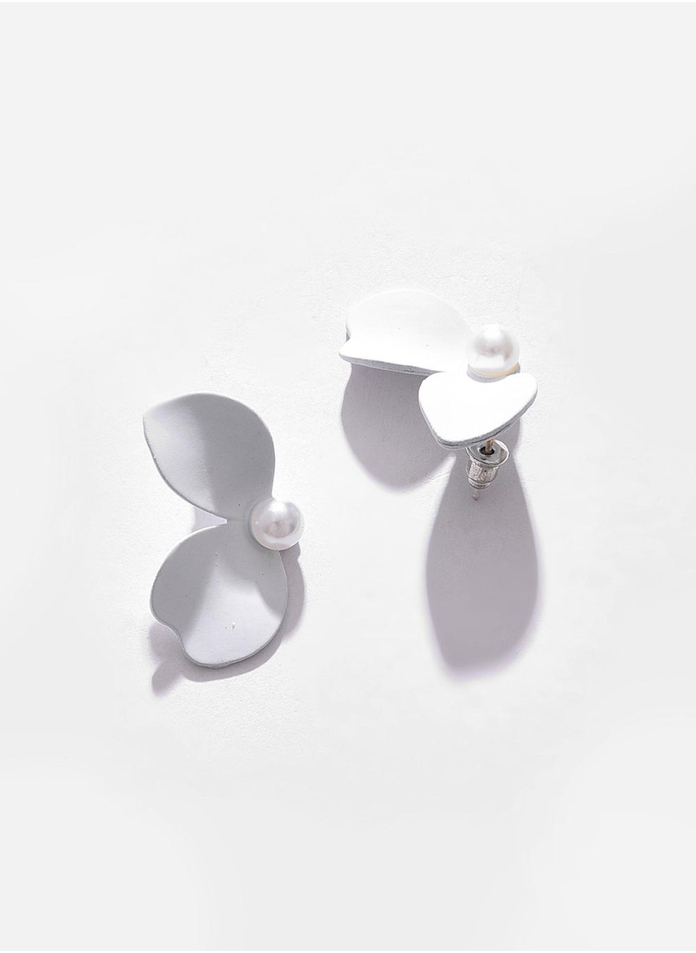 buy-sohi-petal-stud-earrings_rn9