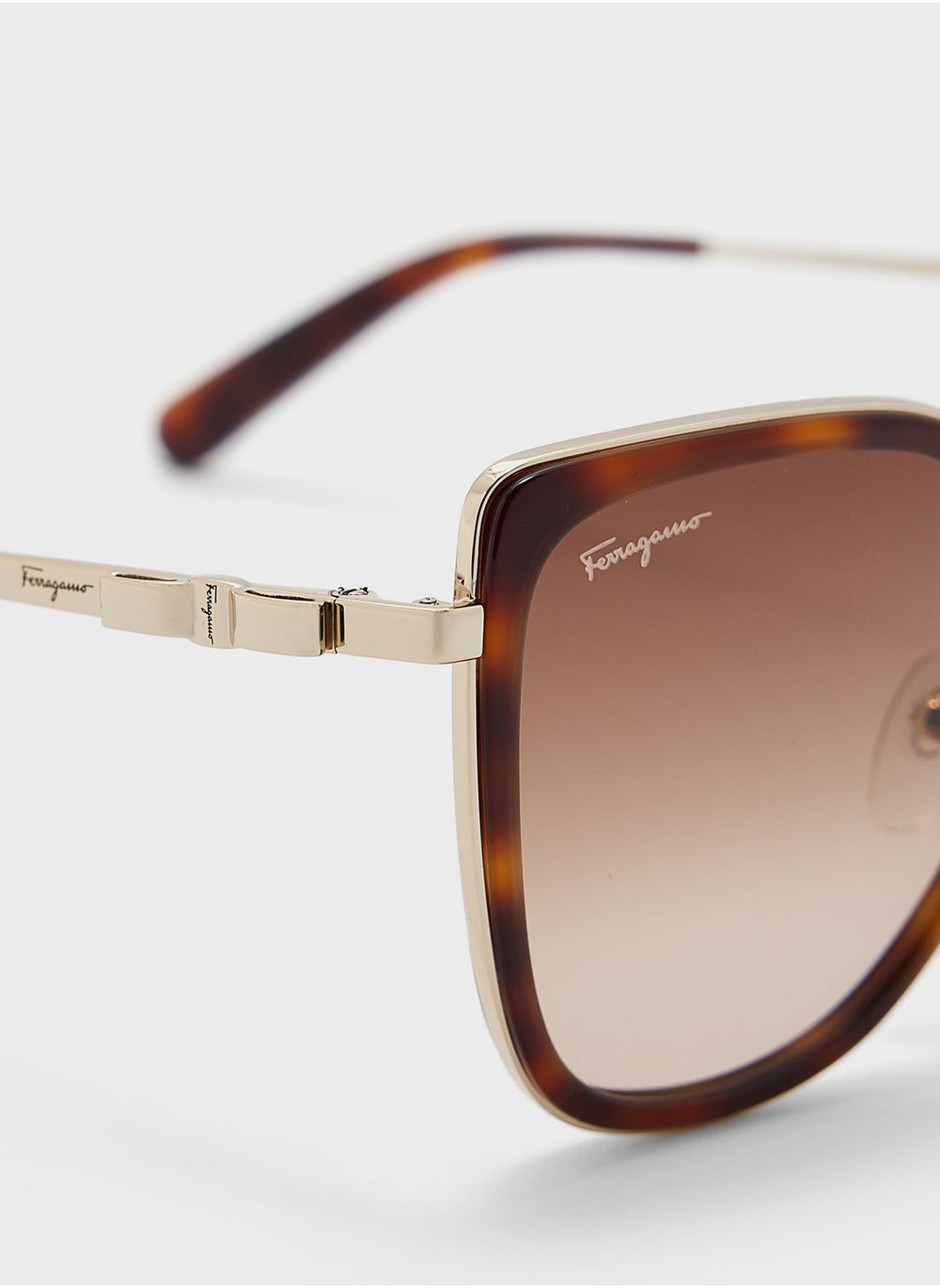 buy-ferragamo-cat-eye-oversized-sunglasses_cvg