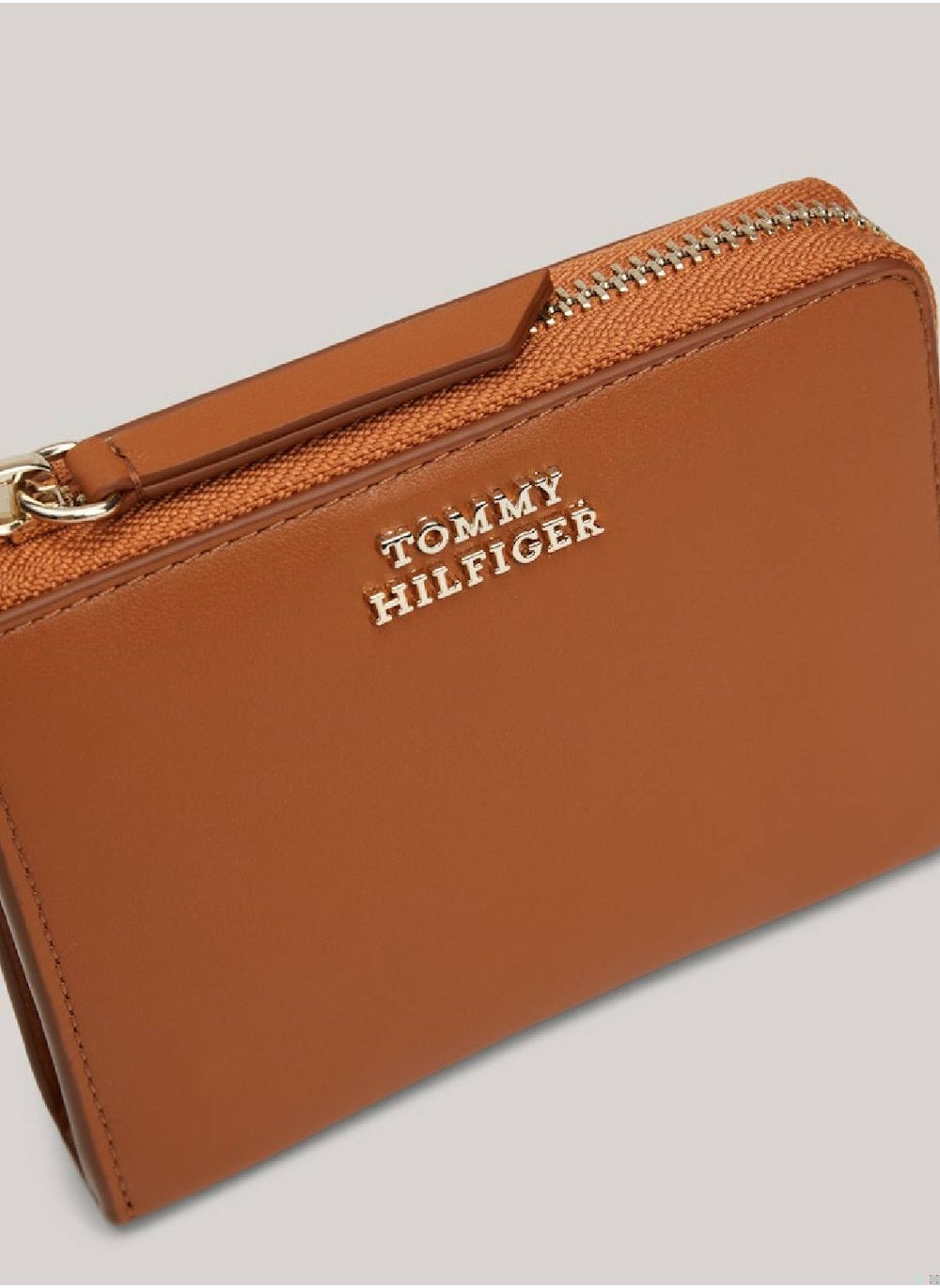 buy-tommy-hilfiger-zip-around-wallet_4gj