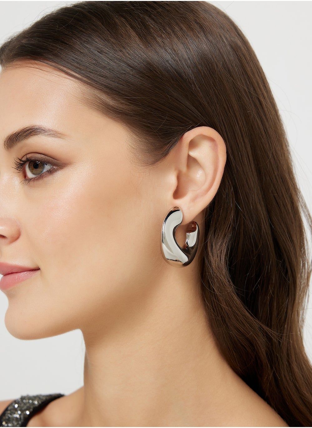 buy-ella-essential-hoop-earrings_ei1