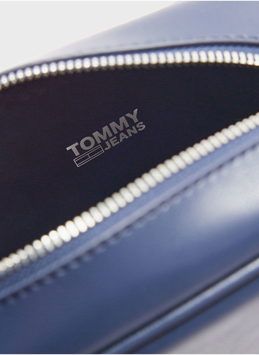 buy-tommy-hilfiger-zip-around-crossbody_art