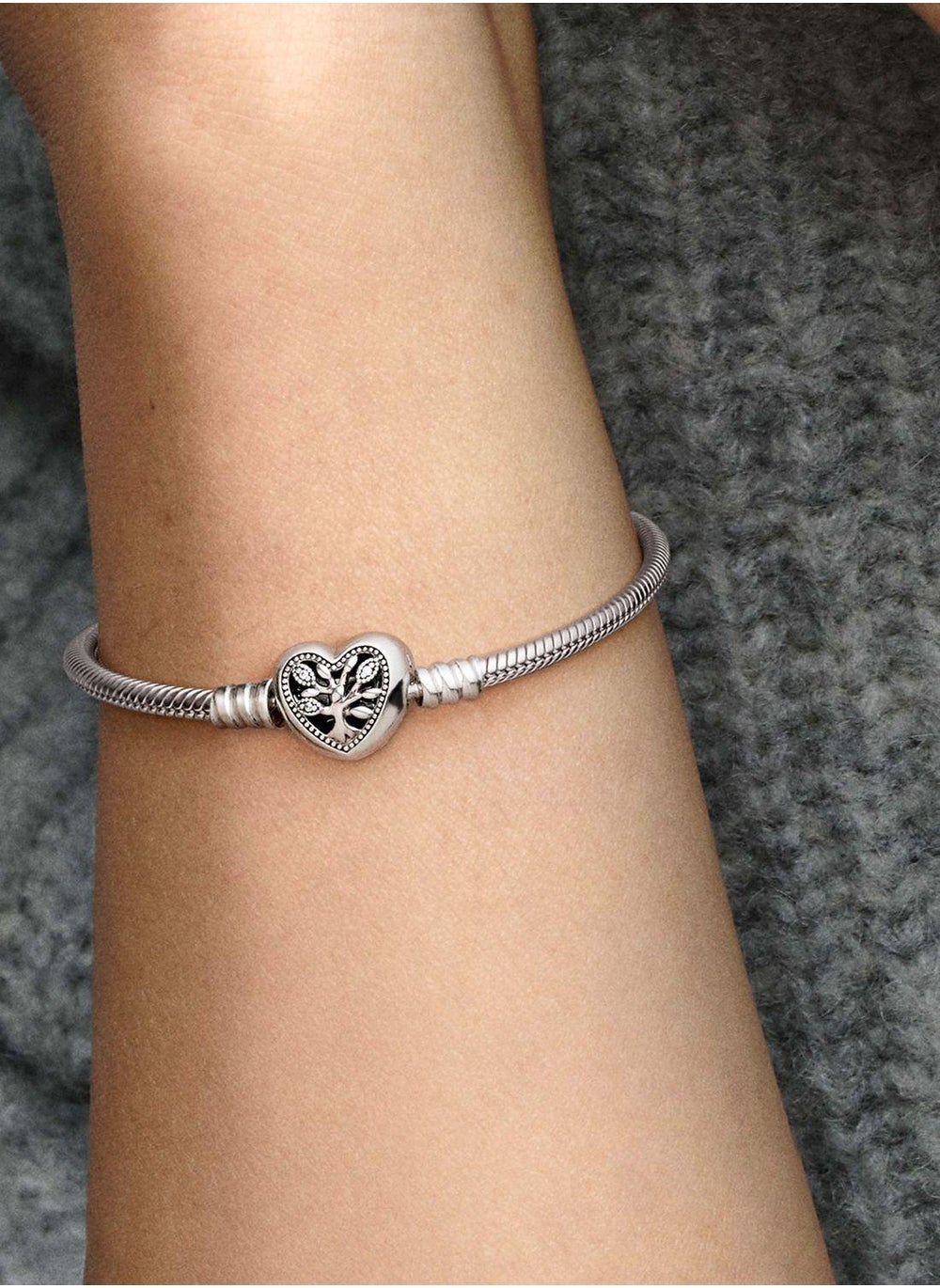 buy-pandora-pandora-moments-family-tree-heart-chain-bracelet_ffz