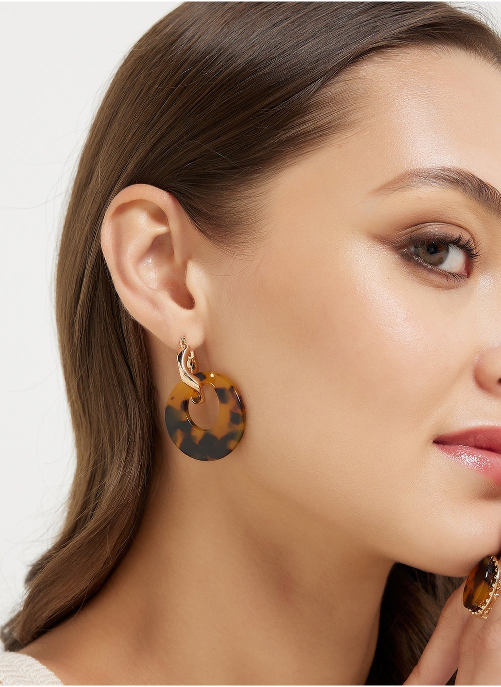 buy-ella-tortoise-shell-drop-earrings_xbl