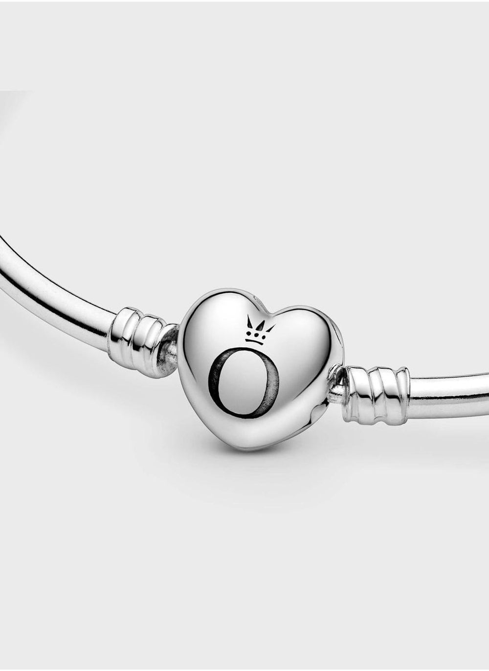 buy-pandora-pandora-moments-heart-clasp-bangle_8z7