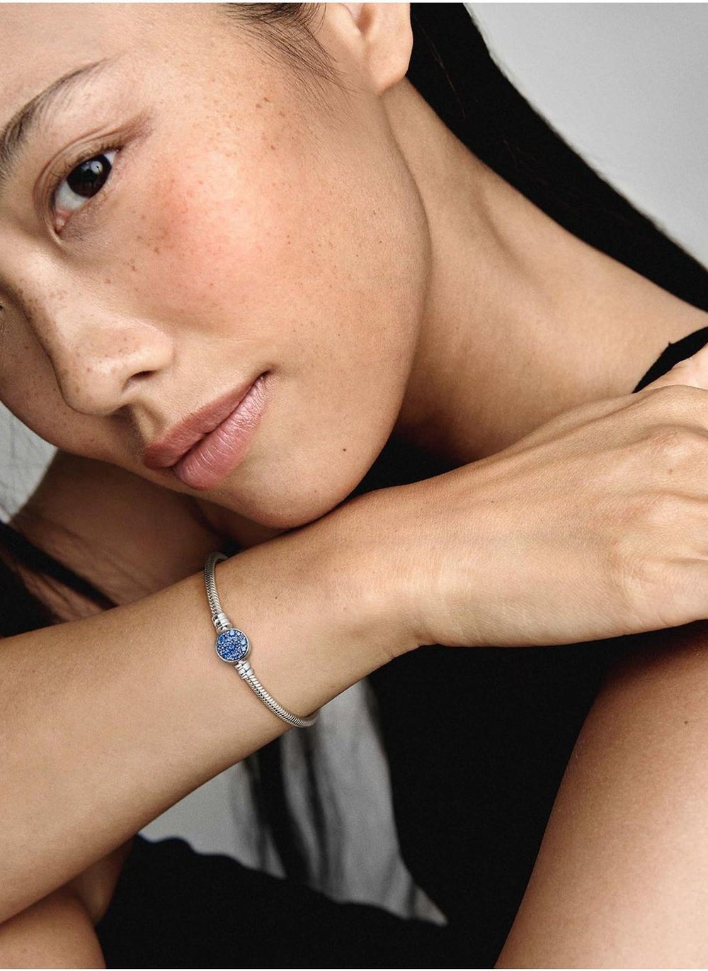 buy-pandora-pandora-moments-sparkling-blue-disc-clasp-bracelet_jcn