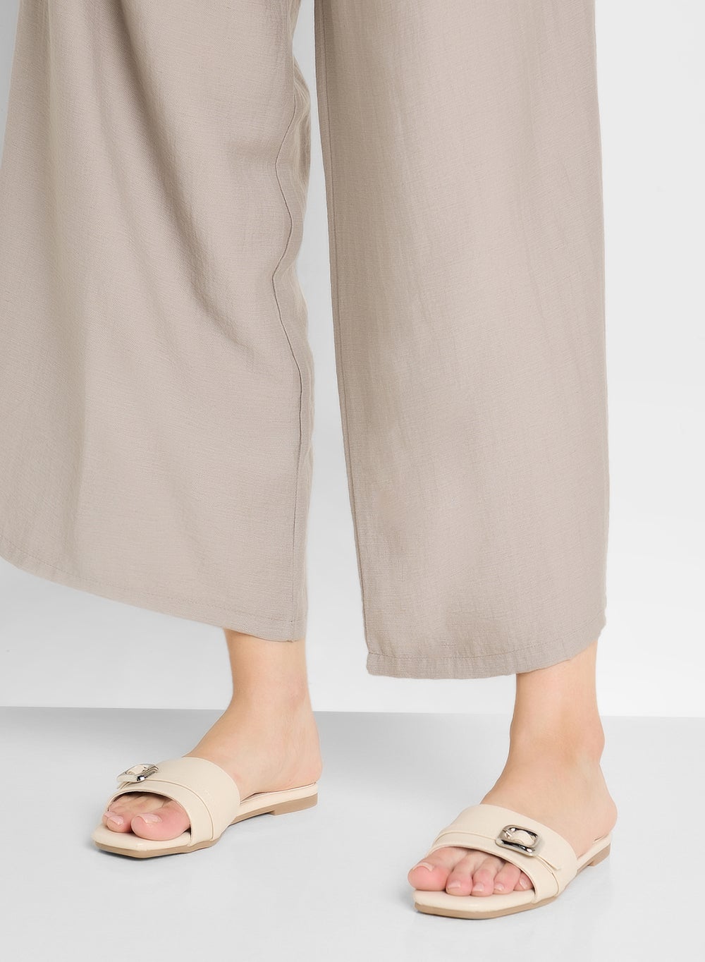 buy-ella-flat-sandal-with-buckle_c7l