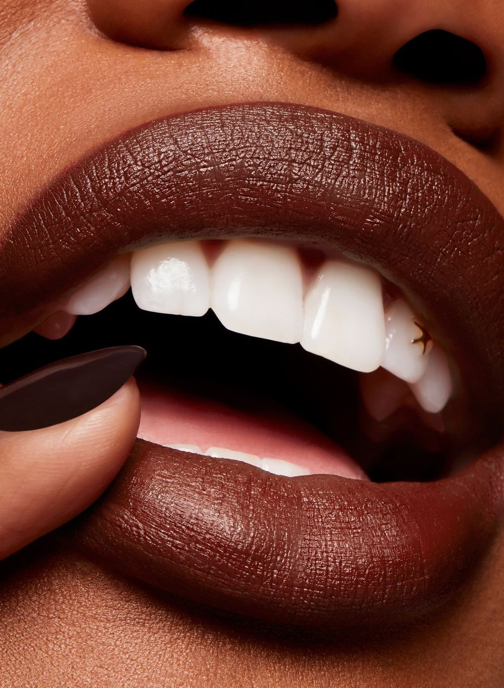 buy-mac-cosmetics-powder-kiss-velvet-blur-slim-stick-love-clove_utd