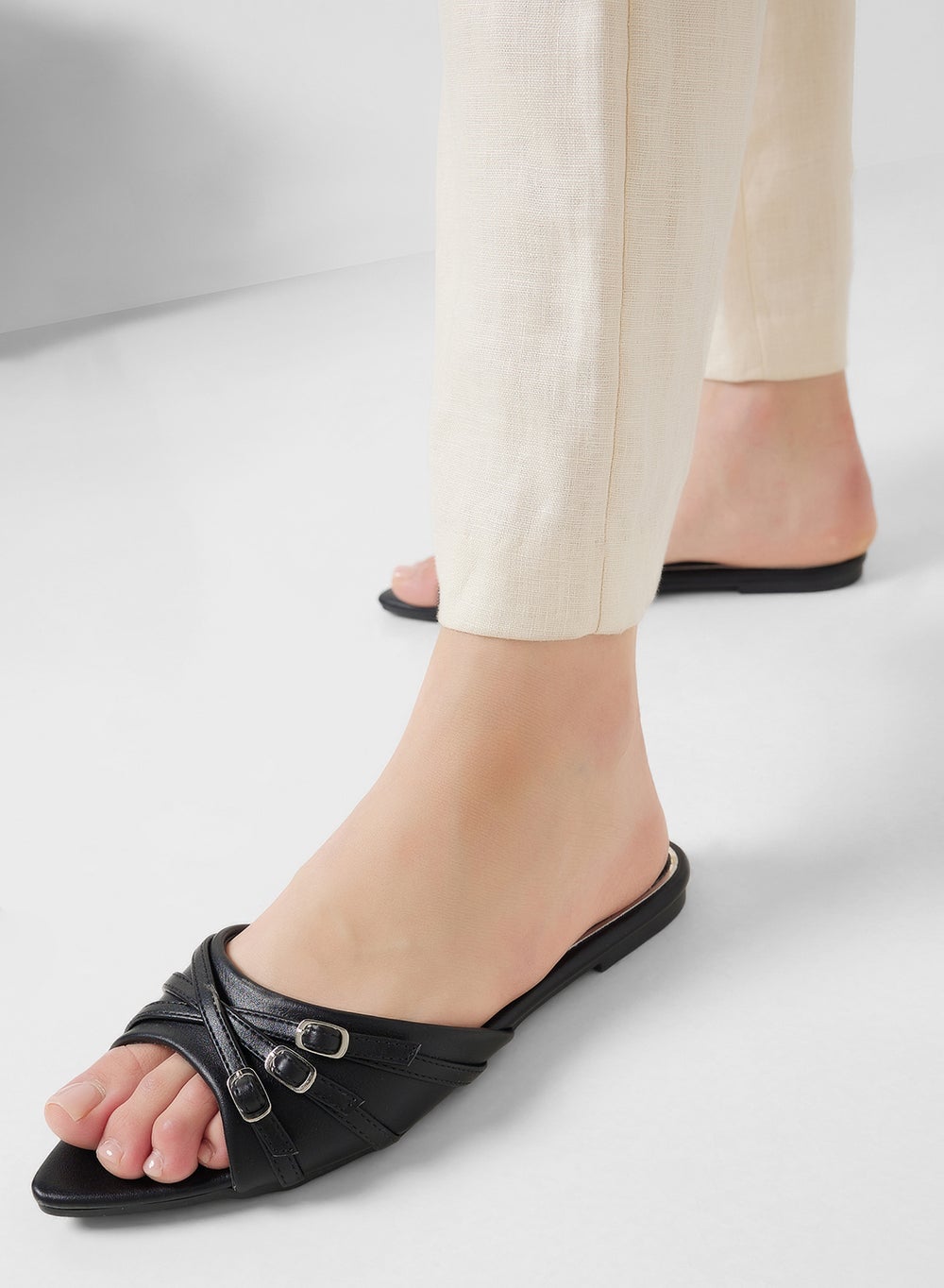buy-ella-pointed-flat-sandal-with-buckle-detail_rvt