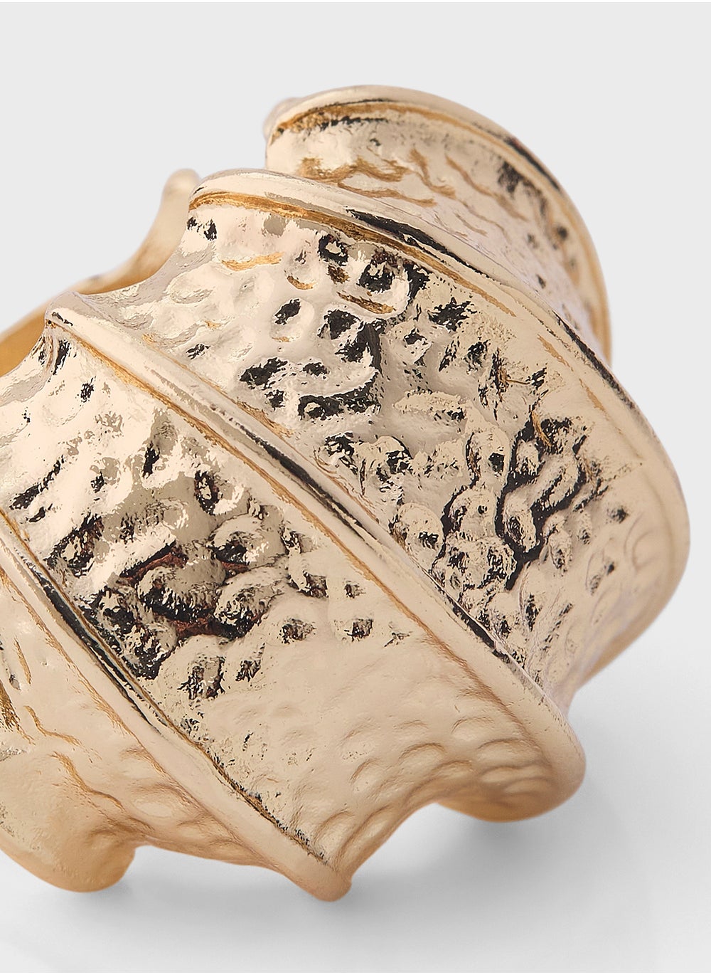 buy-ella-statement-hammered-ring_4en
