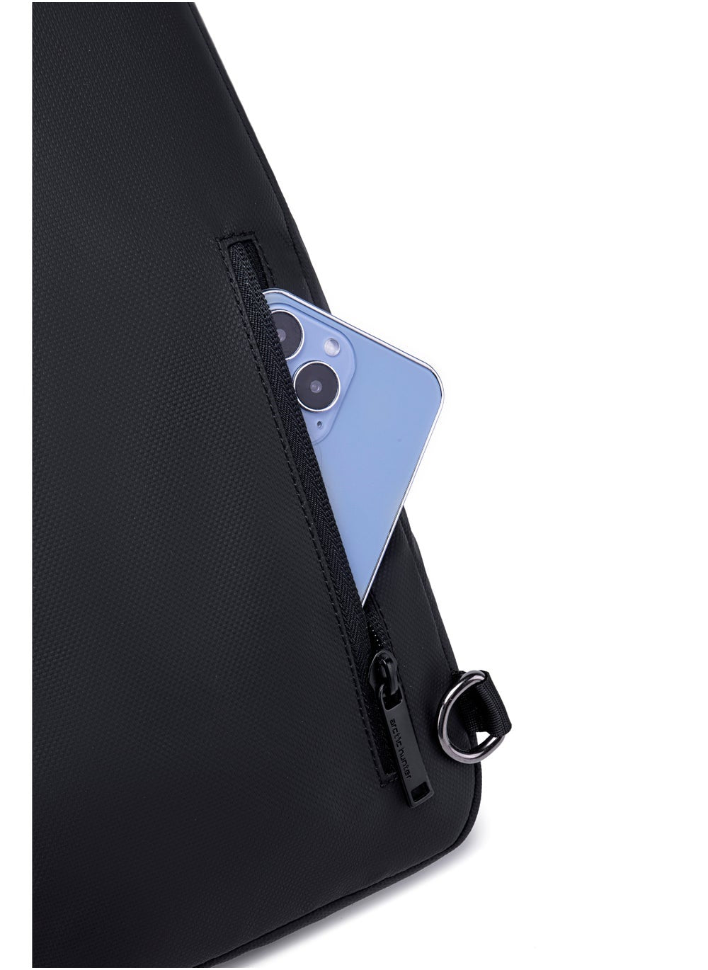 buy-arctic-hunter-sling-bag-for-men-and-women-water-resistant-durable-small-shoulder-daypack-with-built-in-earphone-jack-and-shock-proof-compartments-xb13001-black_owd