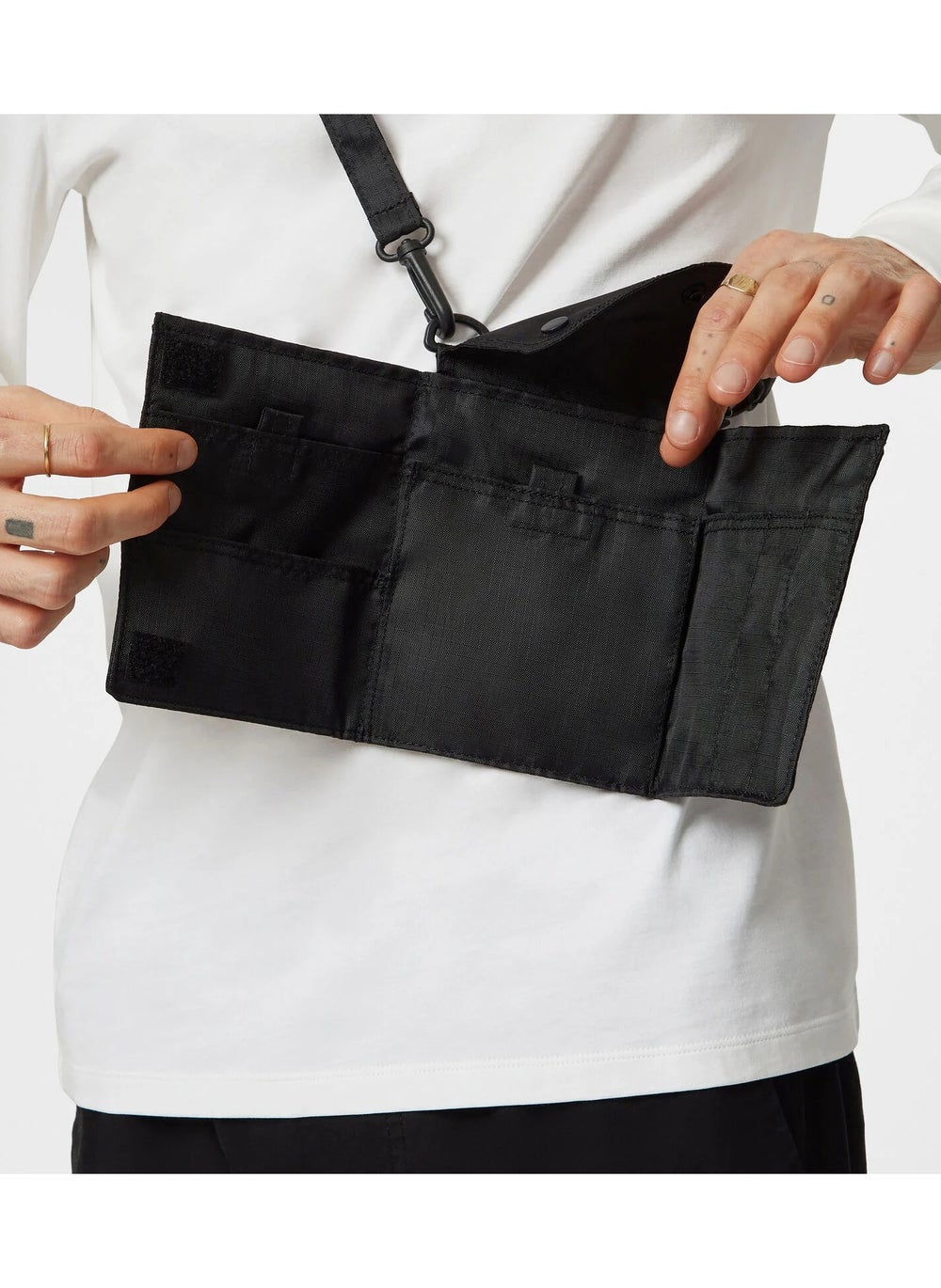 buy-amg-petronas-formula-1-team-travel-pouch_oel
