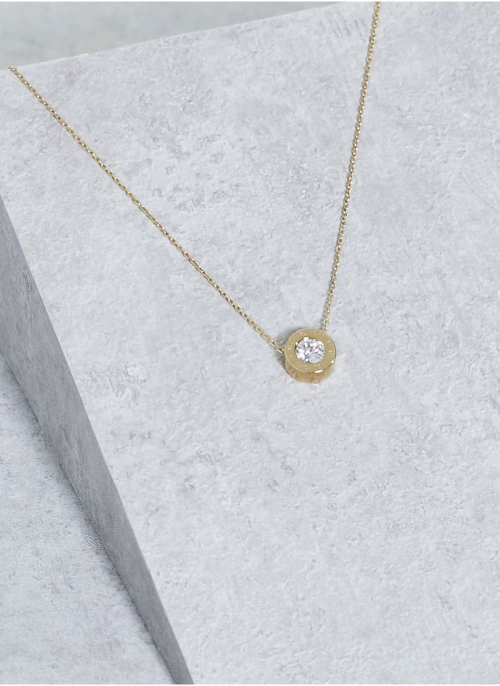 buy-michael-kors-logo-necklace_wy0