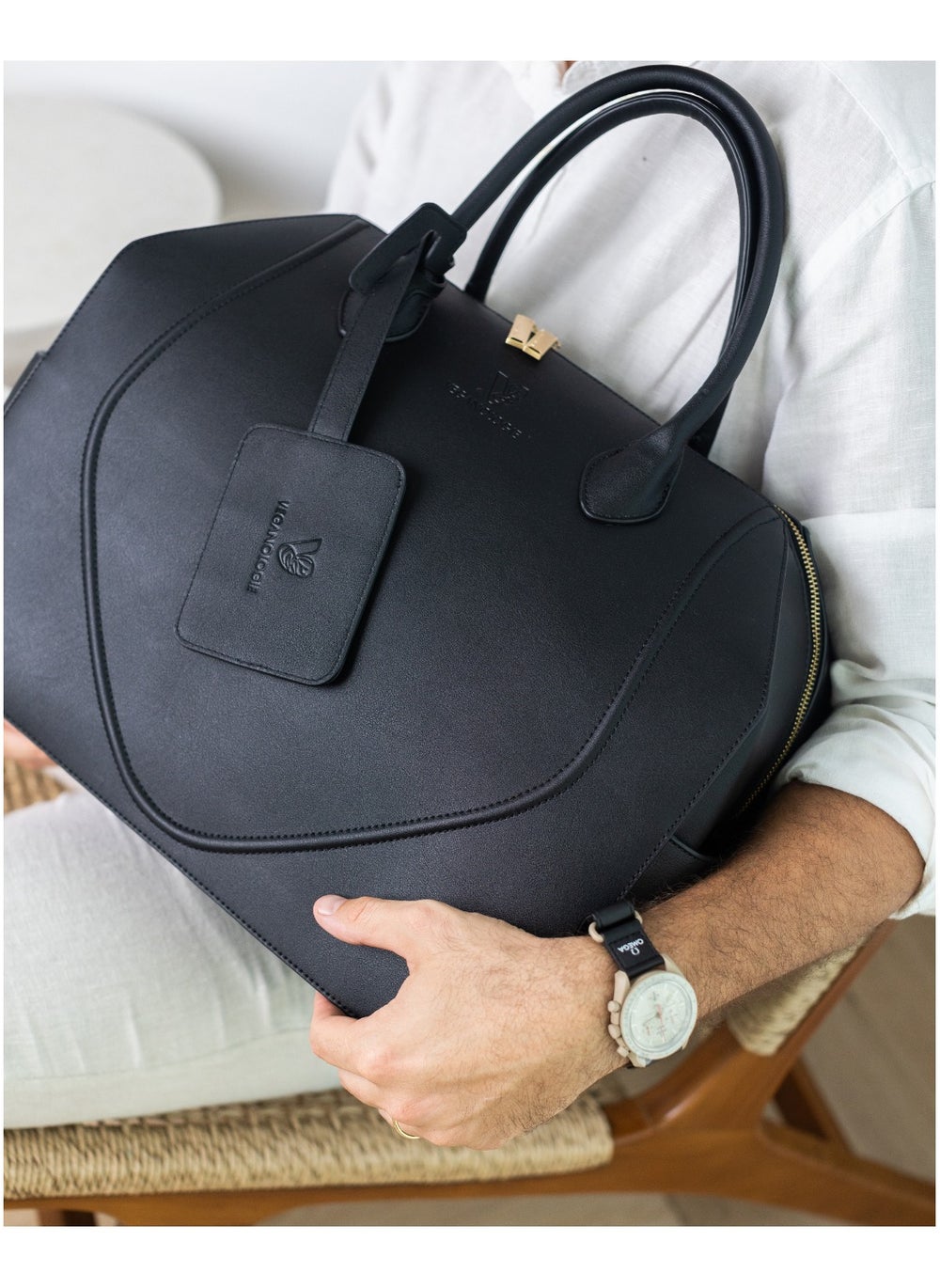 buy-veganologie-luggage-tag-made-from-recycled-plastic-bottles-in-black_02k