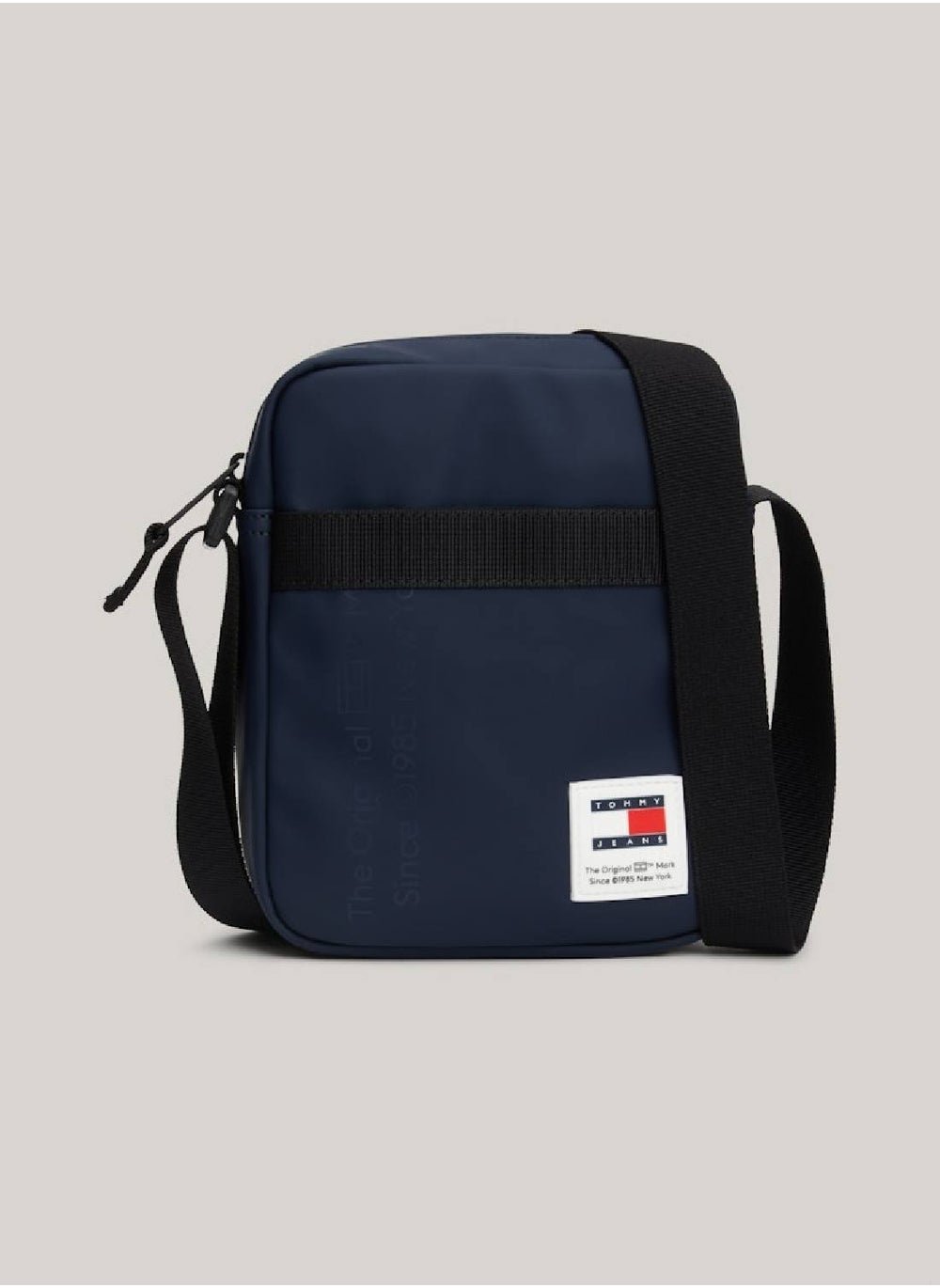 buy-tommy-jeans-essential-tonal-logo-reporter-bag_qqp