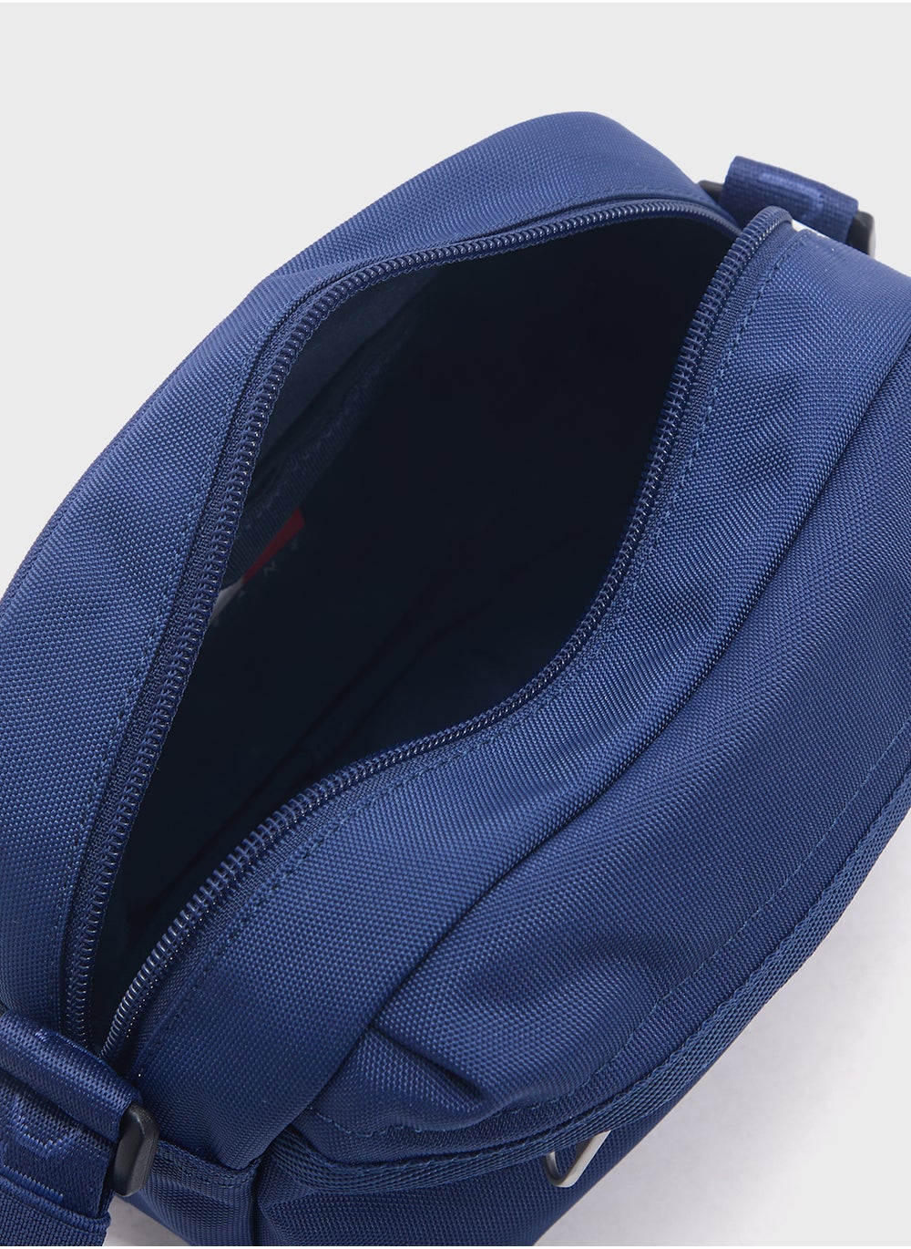 buy-tommy-jeans-essential-daily-crossbody-bag_vhx