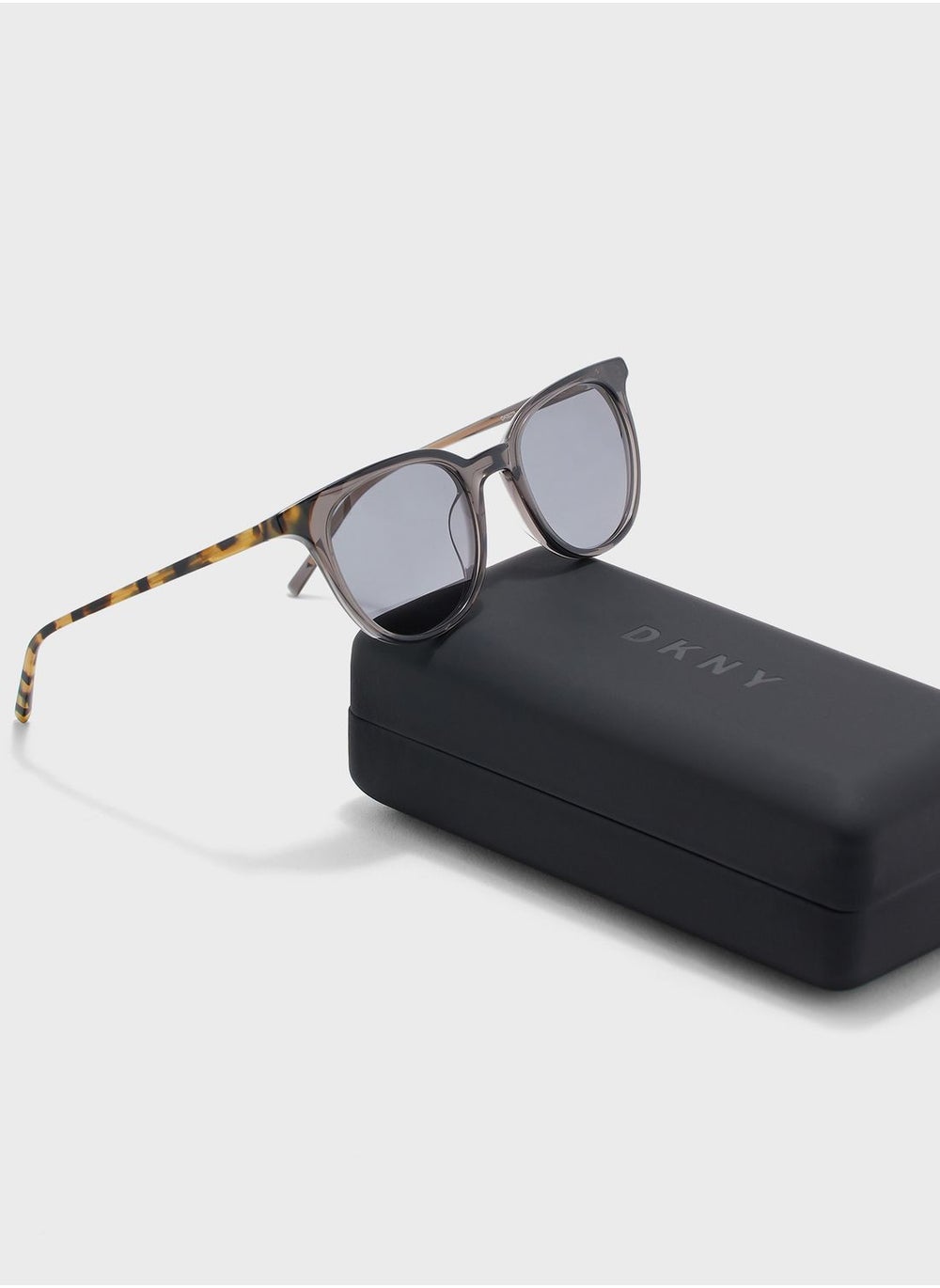 buy-dkny-dk507s-wayfarer-sunglasses_3je