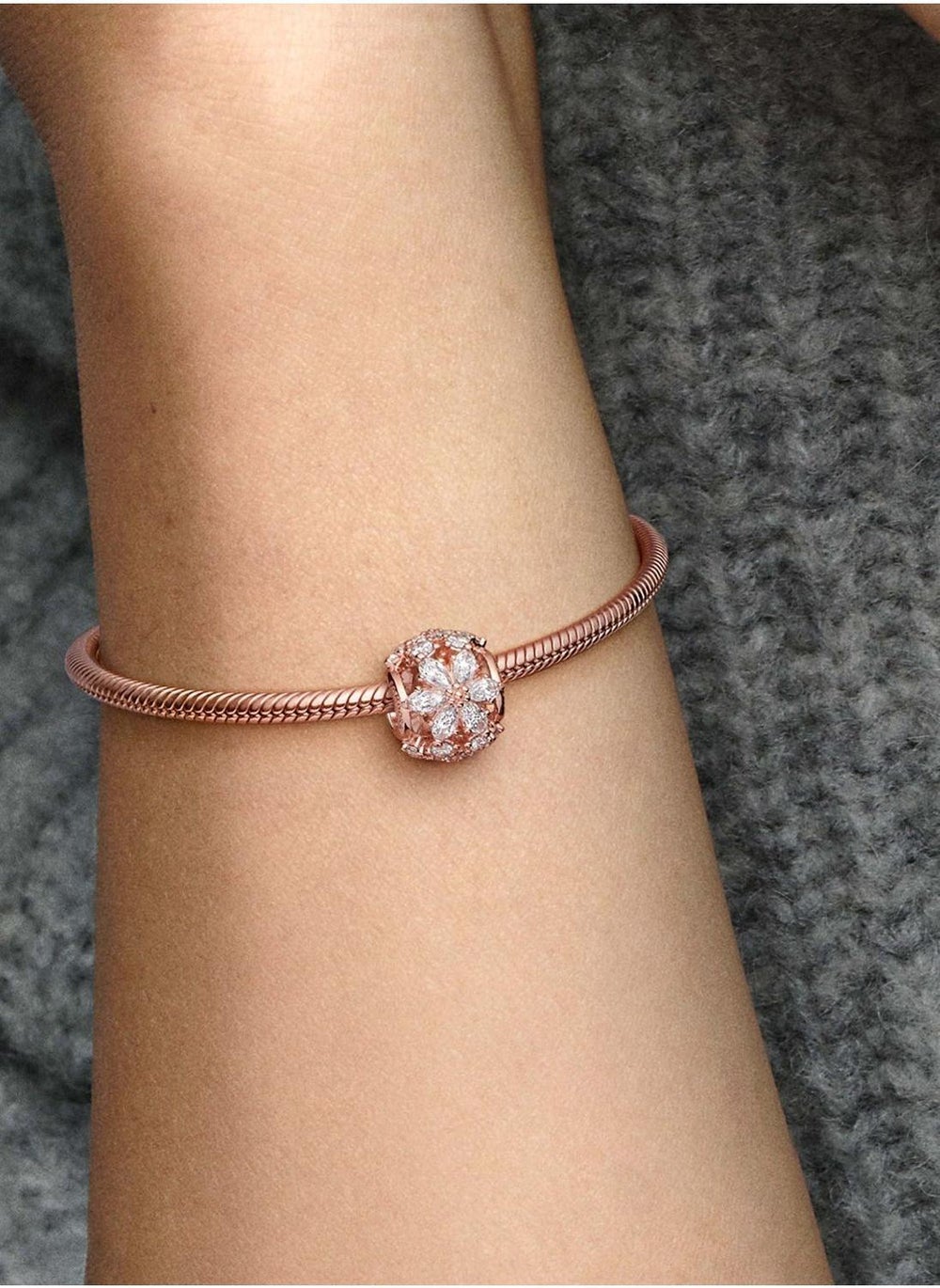 buy-pandora-sparkling-herbarium-cluster-round-charm_iby